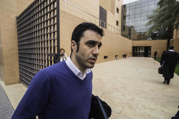 El fiscal pide 4 años de cárcel al ex alcalde de Bigastro por usar la tarjeta municipal en los bares