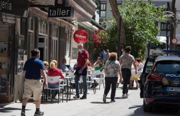 Benidorm suspende hasta 2021 la tasa de mesas y sillas para aliviar a los hosteleros