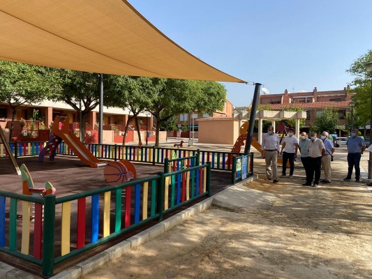 Los vecinos de El Puntal ya disponen de nuevos espacios con sombras en las áreas de juego