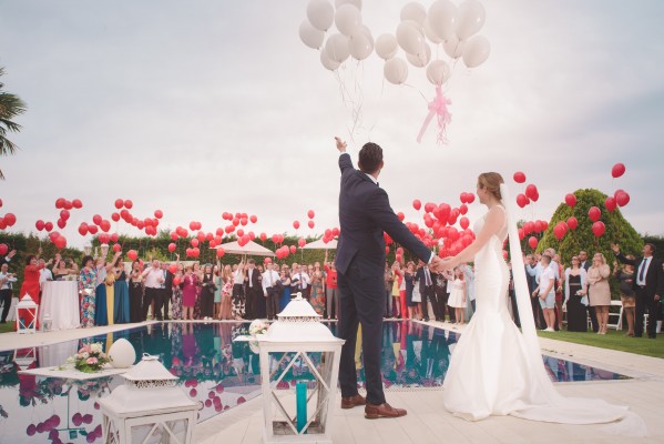 Así serán las bodas: sin baile, solo el nupcial, mesas de hasta 10 personas y cocktail con mascarilla