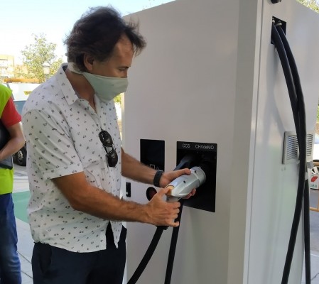 Grezzi sólo acaba un cuarto de los cargadores eléctricos prometidos hace tres años 