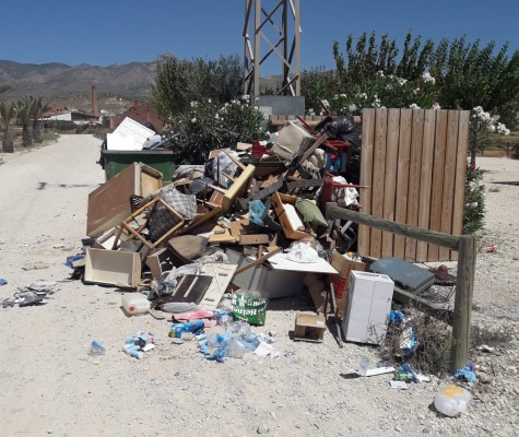 Agost 'declara la guerra' al abandono de enseres tras detectar un incremento de esta conducta 
