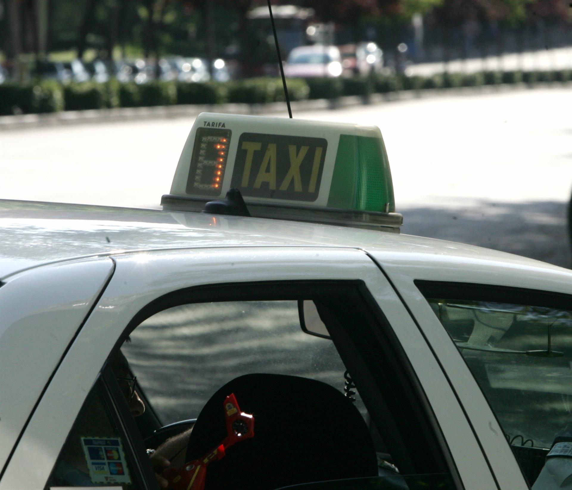 Los taxistas arremeten contra la nuevas normas que permiten ocupar el asiento junto al conductor
