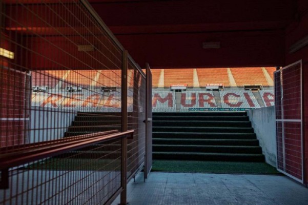 El Murcia por fin inicia la pretemporada tras el positivo por covid en el cuerpo técnico