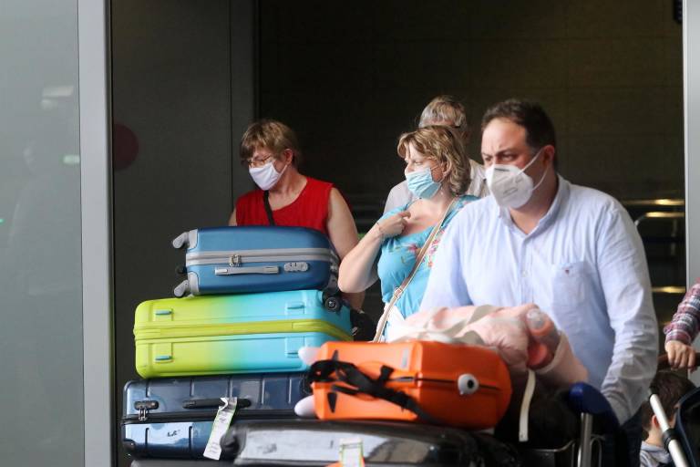 ¿Y si me contagio de covid en vacaciones? Derechos y deberes ante la pandemia