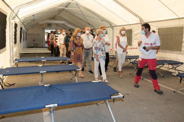 El hospital de campaña de Alicante ha acogido a 97 inmigrantes llegados en pateras con casos de covid