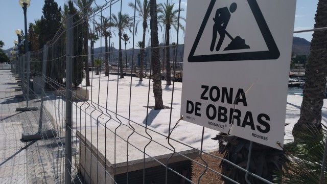 El muelle de Cartagena espera a su reapertura y el visitante desespera ante la demora