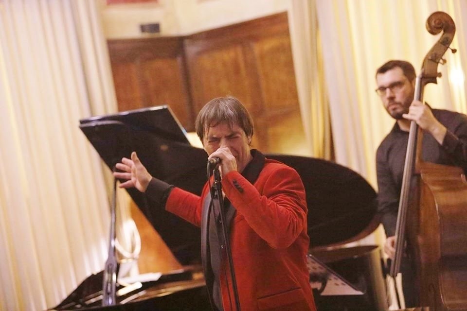 El estilo 'crooner' se cuela en les Nits al Claustre de la mano de Swing Trio  