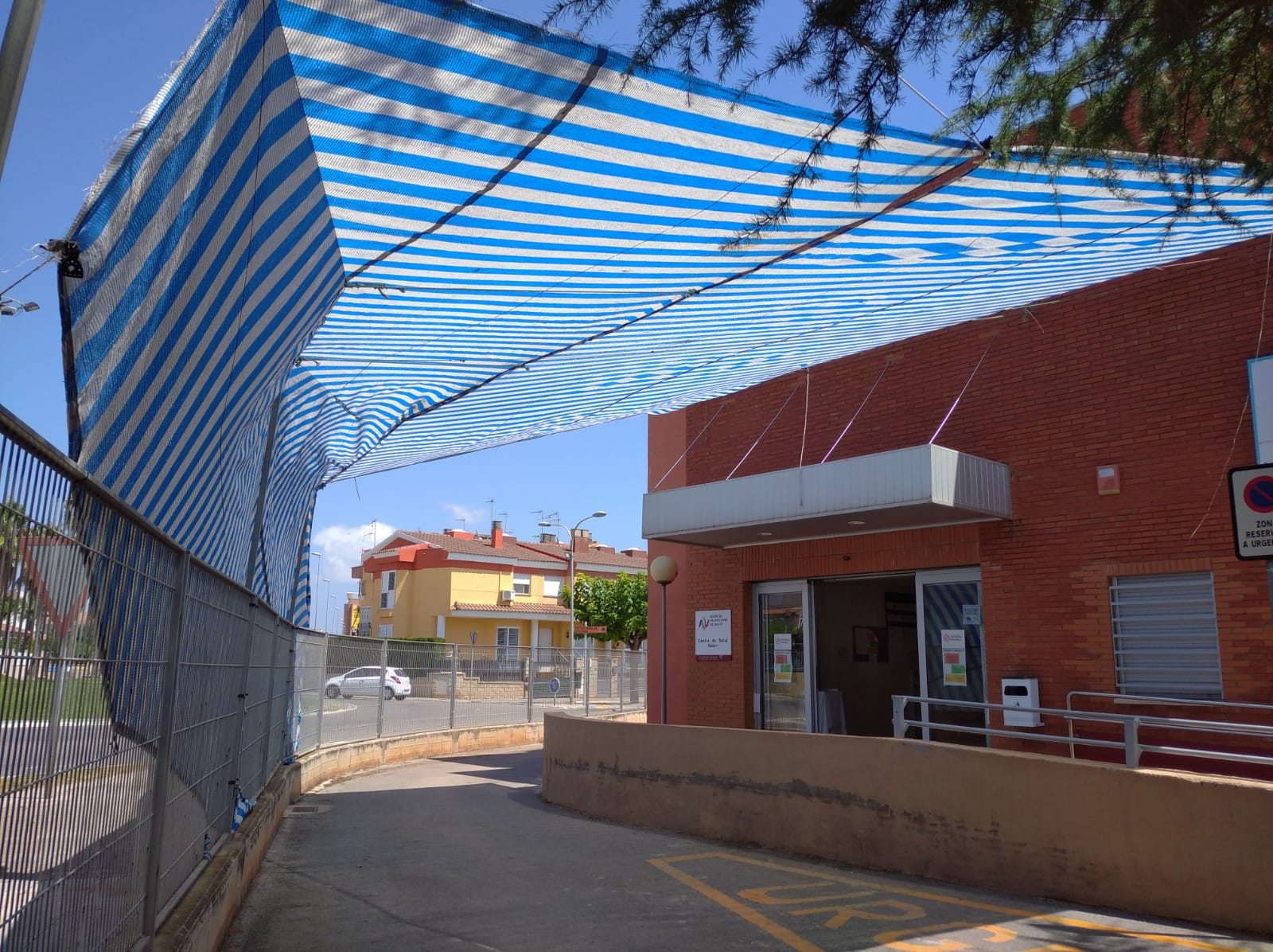 Nules instala toldos en el exterior de su centro de salud a petición de los usuarios