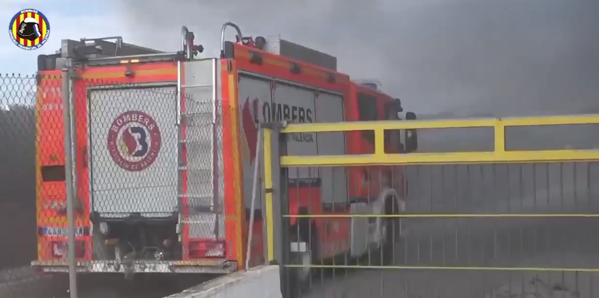 Los bomberos todavía trabajan en el incendio de la fábrica de Bétera, con una nave en riesgo de colapso
