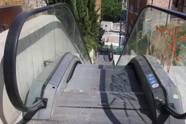 El acceso al Molinete por las escaleras mecánicas volverá a funcionar tras años de suciedad y desidia