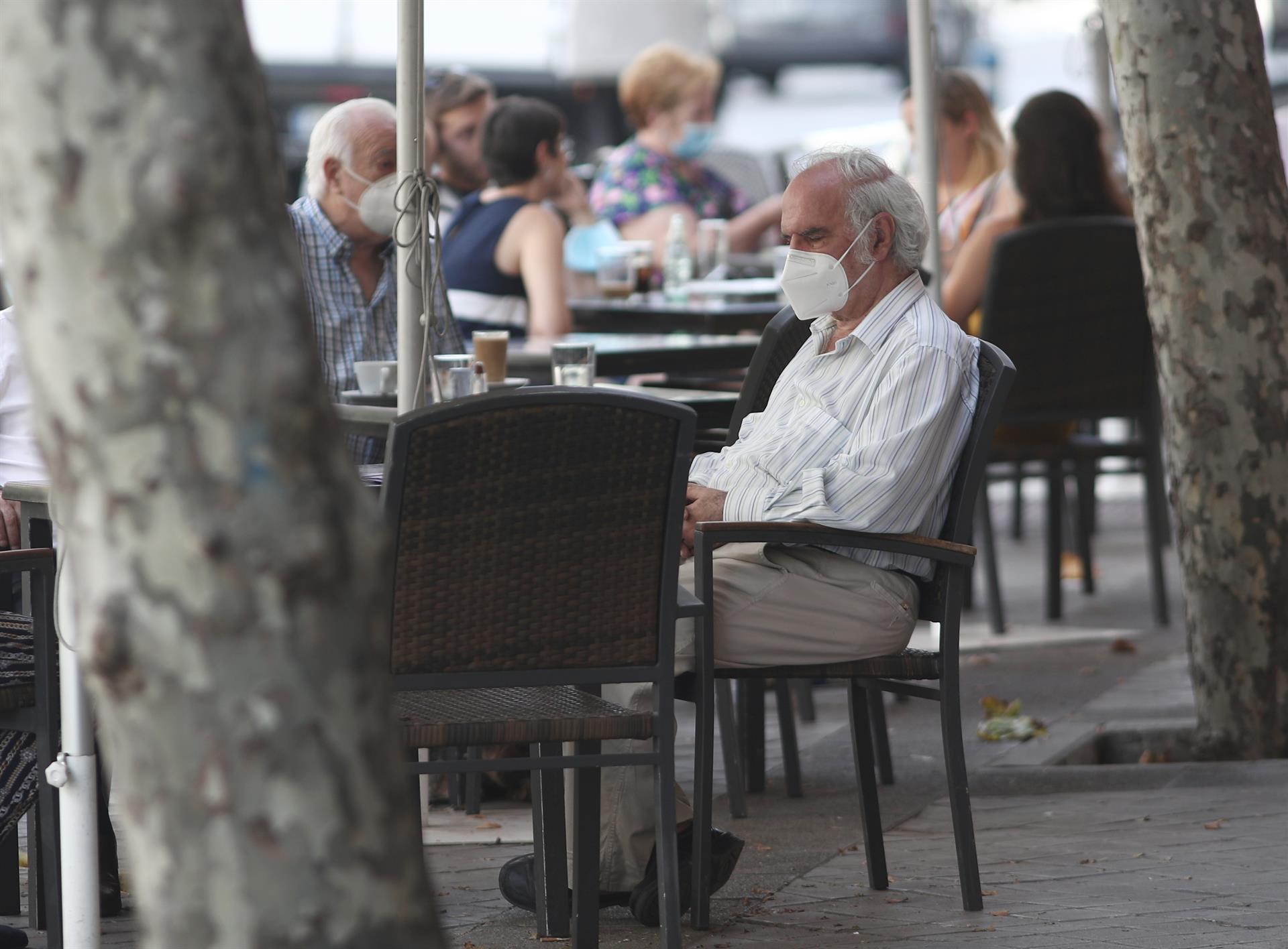 Los casos de covid en España suben a 2.128 en 24 horas y Sanidad añade 5.000 positivos al total