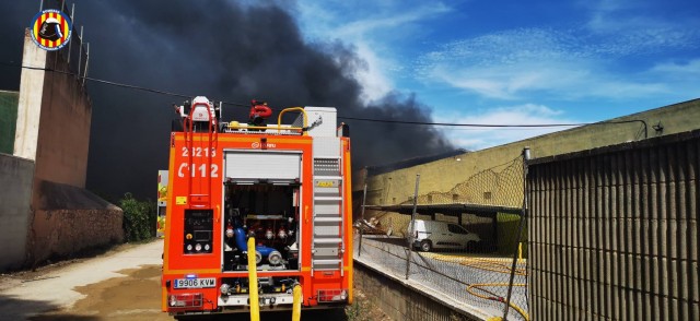 Bomberos trabajan en un incendio que afecta a una empresa de saneamientos de Bétera