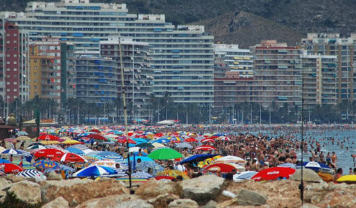 Cullera clausura sus playas por la noche para evitar el ocio nocturno