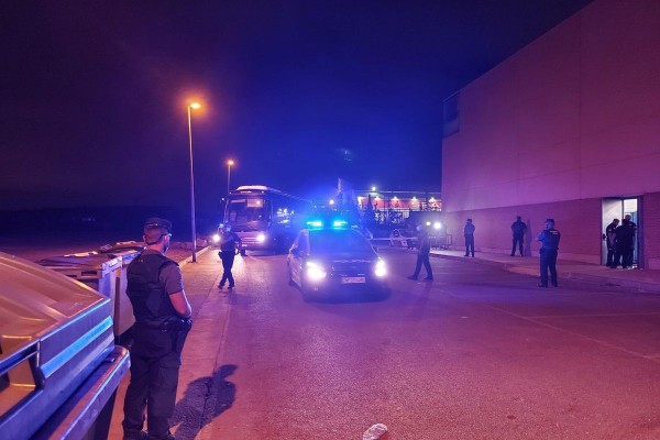 Los últimos inmigrantes que acaban la cuarentena se marchan del pabellón de Deportes de Cartagena al Cenajo