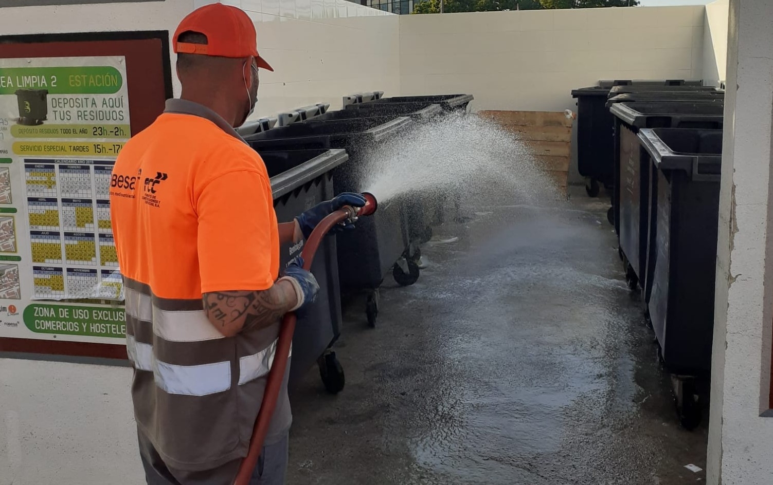 Benicàssim insta a comerciantes y hosteleros a mantener limpia la vía pública que ahora ocupan