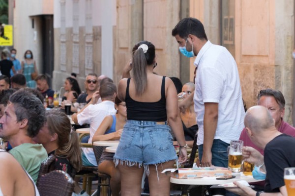 El 82% de los valencianos evita aglomeraciones y el 75% mantiene el distanciamiento