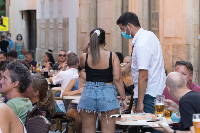 Alicantinos en las terrazas de la calle Castaños de Alicante, en una imagen reciente. Foto: PEPE OLIVARES - 