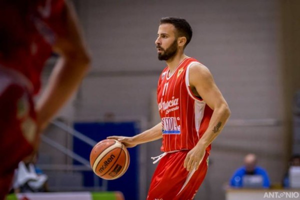 El Murcia renueva a Coello, capitán de un equipo con el que subió desde la EBA a la LEB Oro 