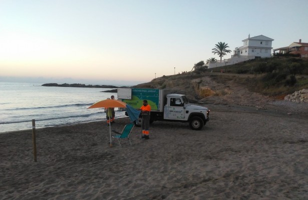 Oropesa comienza a retirar las hamacas que dejan los usuarios para reservar espacio en las playas