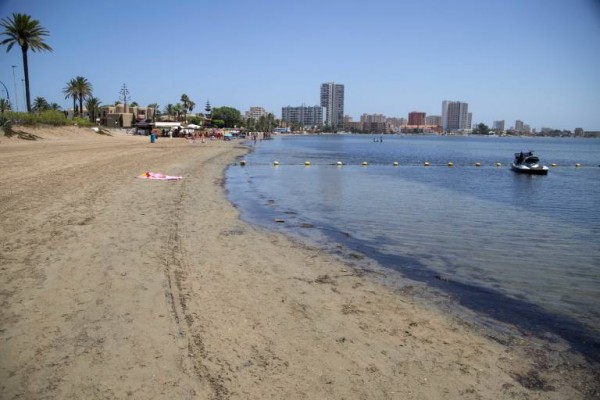 Los vecinos de Los Alcázares estallan contra la entrada de vertidos al Mar Menor  