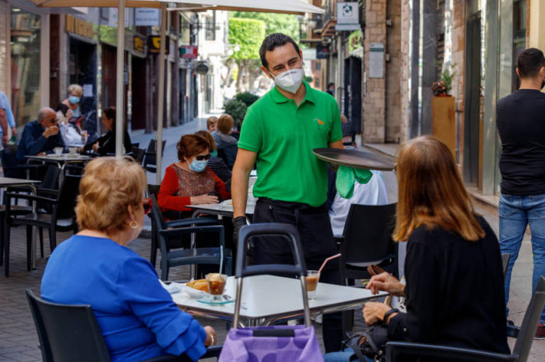 Elche suma 851 multas por no llevar bien la mascarilla el fin de semana y 3.200 en un mes
