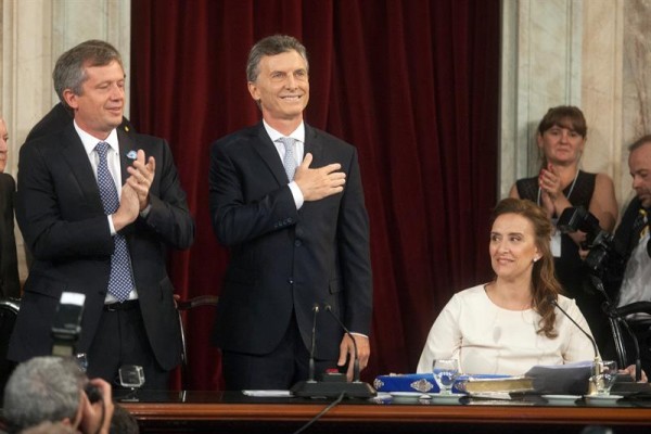 Macri jura su cargo y promete trabajar para que todos los argentinos vivan 