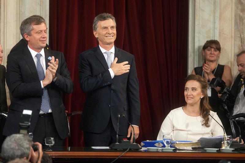 Macri jura su cargo y promete trabajar para que todos los argentinos vivan 