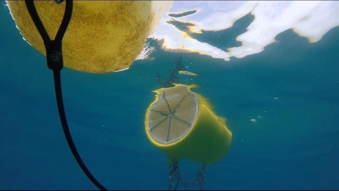 Vinaròs dota sus playas con cuatro boyas que filtran microplásticos y mantienen limpia la costa