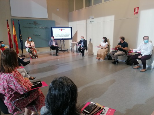 La ausencia de un plan para la 'vuelta al cole' eleva las críticas hacia la consejería de Educación