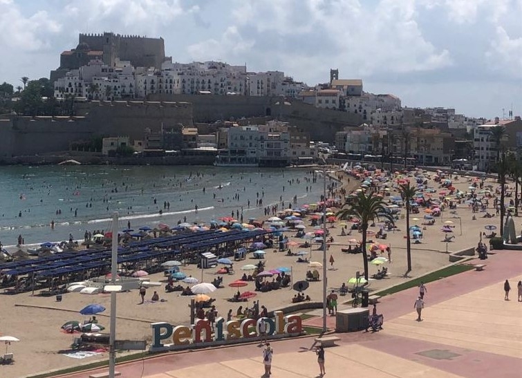 Las playas de Peñíscola superan el 50% de su capacidad en el ecuador de agosto