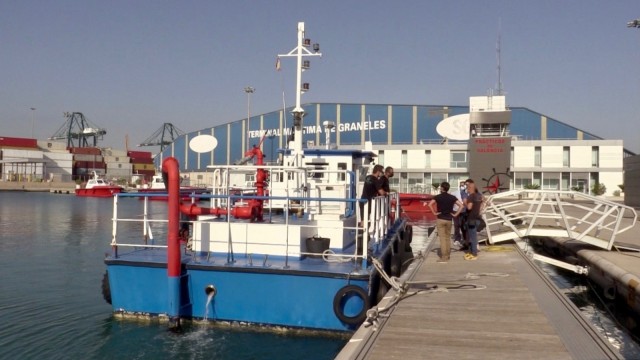 Limpiamar, la 'aspiradora' que mantiene limpias las aguas del Puerto de Valencia  