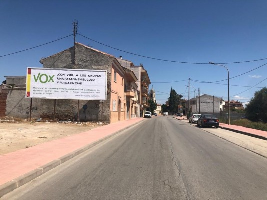 Las vallas de Vox para acabar con los okupas toman la Región: 
