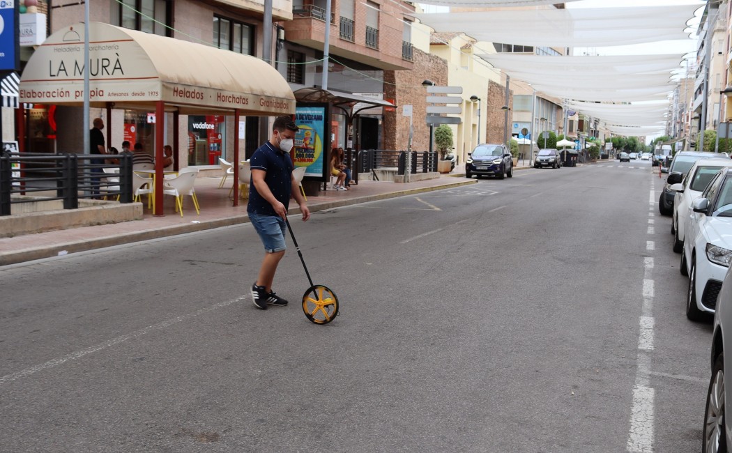 Trabajos de medición en la avenida de la Murà. - 