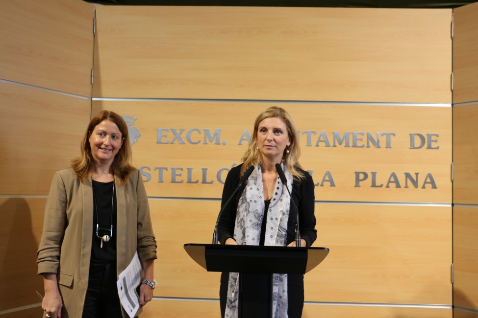 La alcaldesa de Castellón, Amparo Marco (d), acompañada por la responsable de la Oficina de Planificación y Proyección Económica, Carmen Vilanova (i). - 