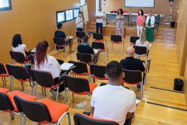 Más de 130 personas participan en los primeros cursos del aula virtual de la ADLE de Cartagena