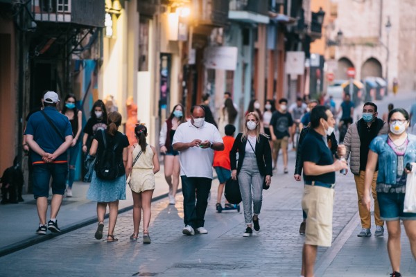 La Comunitat vuelve al nivel de contagios de finales de marzo con 2.000 positivos esta semana