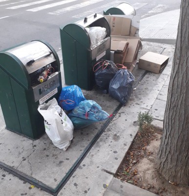 El mal funcionamiento de los contenedores acumula basura en las calles de San Vicente