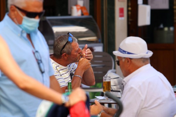 Sanidad registra 2.987 nuevos casos de covid-19 en España, unas cifras similares a las de ayer