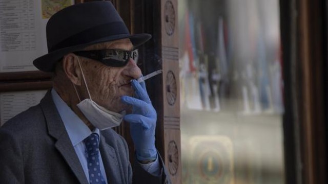 Sanidad prohíbe fumar en la calle y ordena el cierre de discotecas y bares de copas