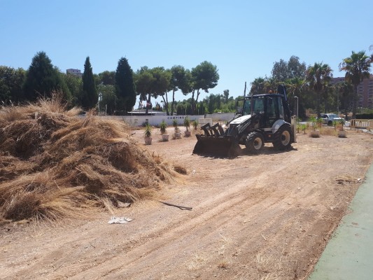 Oropesa del Mar inicia los trabajos de
limpieza para adecentar los solares municipales