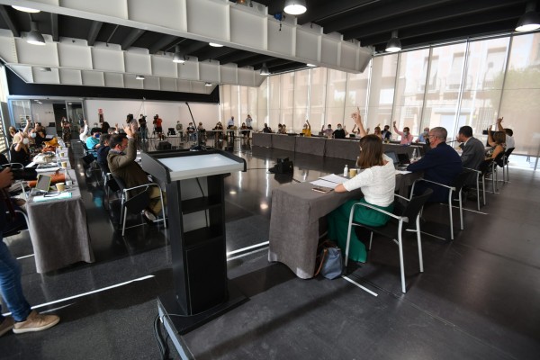  El PSOE de Elche vive la soledad del decreto del remanente; al PP se le tuerce la jugada para que el pleno lo rechace
