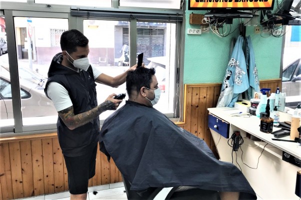 Las peluquerías tocan fondo con 700 locales en peligro: 