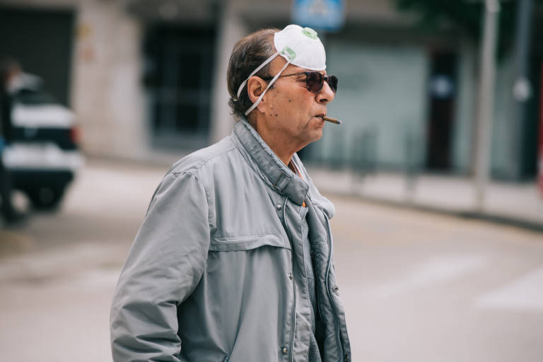 La Comunitat Valenciana también estudia prohibir fumar en la calle si no hay distancia de seguridad
