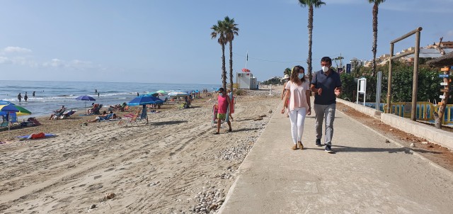 Oropesa del Mar ultima los trabajos de renovación del paseo marítimo en la zona Amplàries