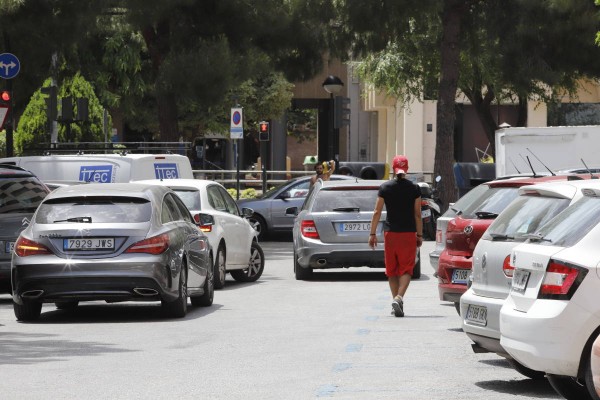 Multan con 52 euros a un gorrilla en Murcia por amenazar a un conductor que no le dio propina