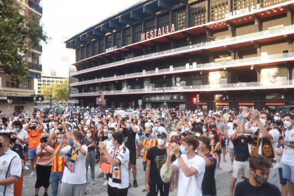 Un millar de personas se concentra en Mestalla contra Meriton