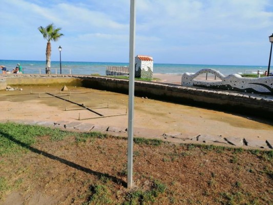 Oropesa del Mar inaugura su nueva plaza en Amplàries con un espectáculo de mentalismo