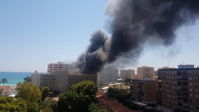 Dos personas afectadas por inhalación de humo en el incendio en un hotel de Benicàssim