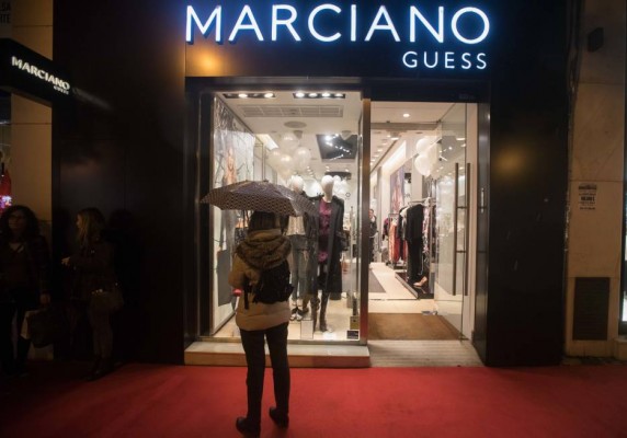 Marciano (Guess) baja la persiana en la calle Colón de València